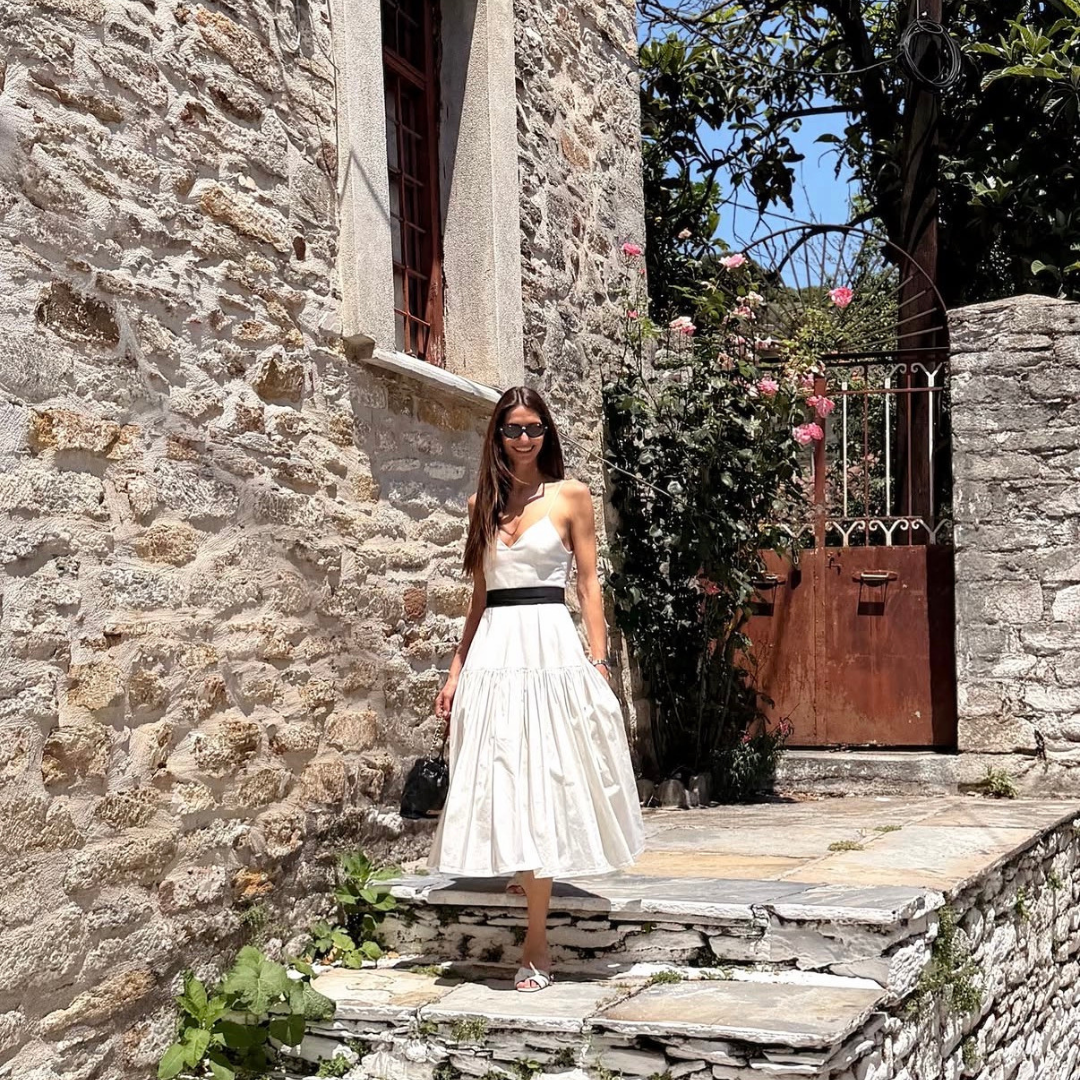 Athenia Noir™ | Λευκό Μίντι Φόρεμα με Μαύρη Ζώνη